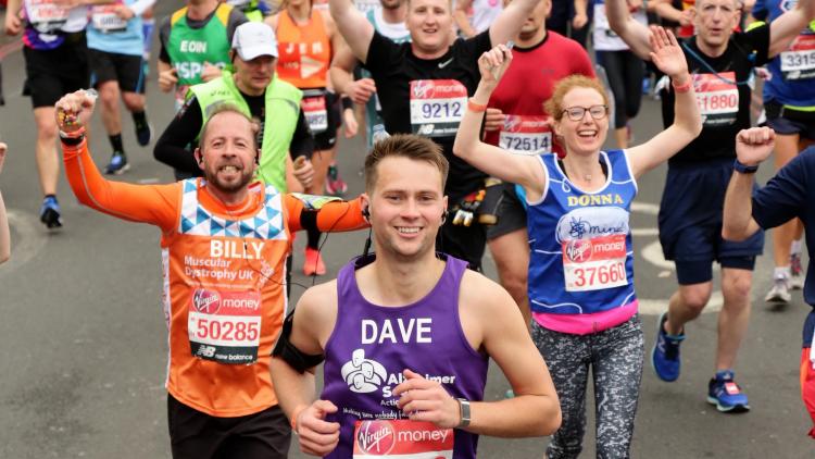 Alzheimer Scotland runner leads cheering London Marathon participants